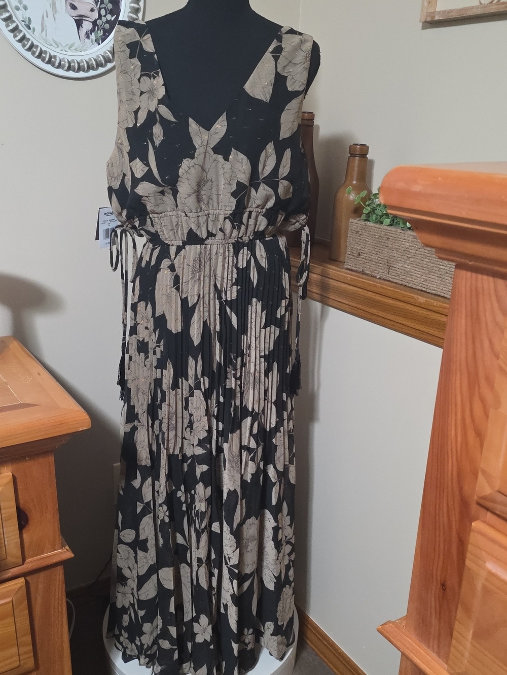 Taylor Black and Beige Floral Pleated Maxi